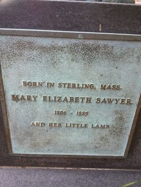 Скульптура «У Мэри был ягнёнок»