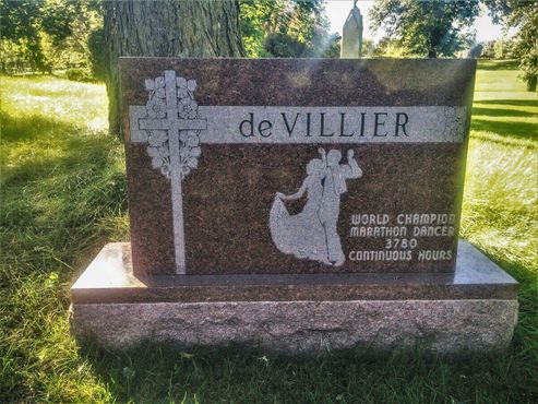 Могила Каллума де Вилье на кладбище Лейквуд в Миннеаполисе