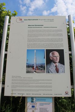 Информационная доска рядом с памятником Вальтеру Гоману