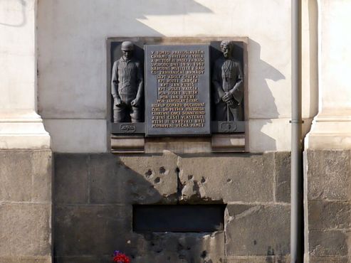 Мемориал террора Гейдриха и пулевые отверстия