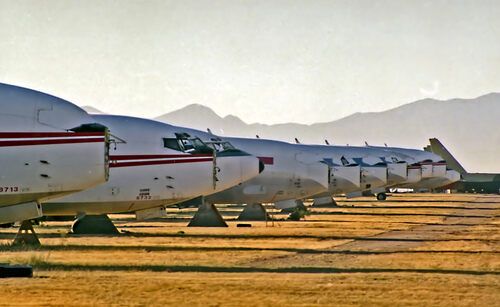 Размещённые на «кладбище» гражданские самолёты 707 разбираются на запчасти
