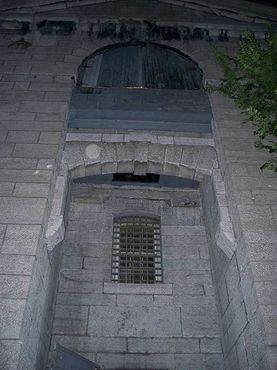 Вид на виселицу из тюрьмы (двери, за которыми она находится, закрыты). Обратите внимание на люк над окном