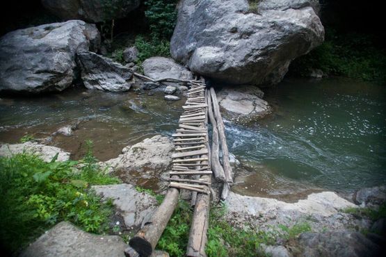 Один из двух деревянных мостиков, ведущих к водопаду