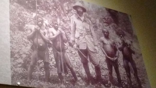 Фотография Пауэлла-Коттона и его друзей племени Бака (с которыми он и его жена прожили полгода во время своего медового месяца), Конго, 1910 год