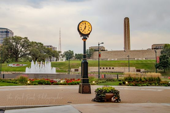 Вид на юг: фонтан Генри Воллмана Блоха и Мемориала Свободы в сумерках