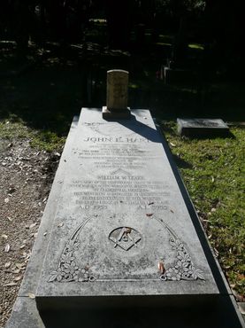 Надгробие на могиле Джона Харта, на котором указана дата смерти - июнь, а также упоминается Уильям Лик, офицер армии Конфедерации, организовавший похороны