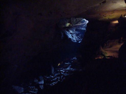 Вид изнутри на вход в Пещеру летучих мышей