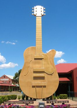 Большая золотая гитара в Тамворте, Австралия