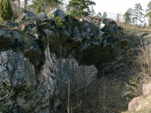 Рудник
Иттербю (источник: http://en.wikipedia.org/wiki/File:Ytterby_gruva_2769.jpg )