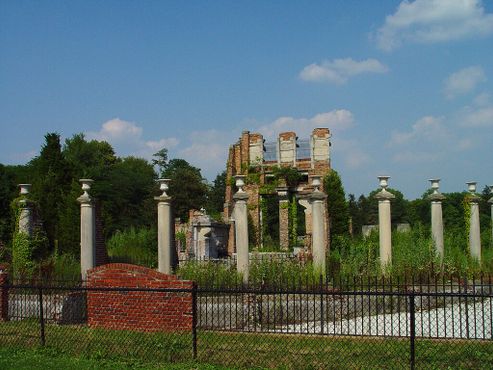 Руины в парке Холлидей до реставрации