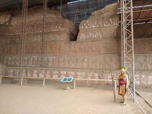 Раскопанная стена храма с фризами