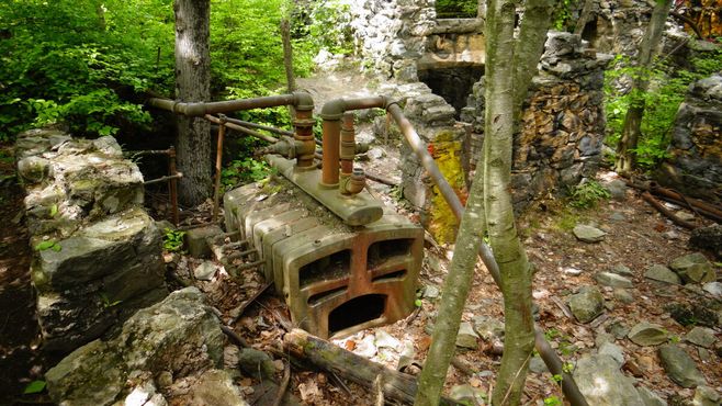 Старая печь среди руин