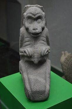 Ольмекский каменный топор с изображением скелета паукообразной обезьяны