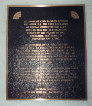 Мемориальная доска, посвященная 42-й дивизии США, которая освободила лагерь 29 апреля 1945 года