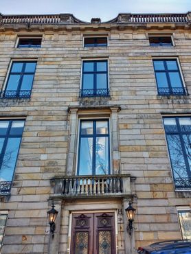 Дом с пятнами крови