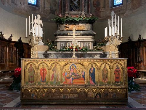 Алтарь с мраморным саркофагом святого Доната (в центре сверху)