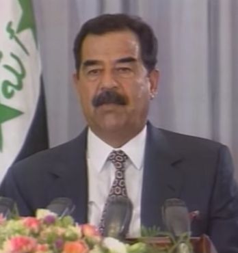 Саддам Хусейн в 1996 году, незадолго до создания «Кровавого Корана» 