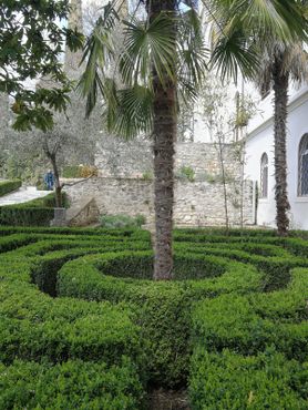 Монастырский сад