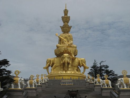 Лестница к храму и статуе