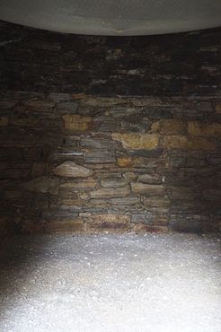 Стена подземной камеры