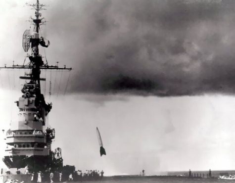 Запуск захваченной ракеты V2 с палубы авианосца ВМС США USS Midway, 6 сентября 1947 года