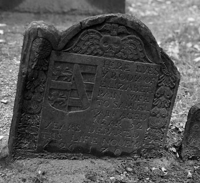 Могильный камень, вдохновивший Эстер Принн в «Алой букве», кладбище Королевской часовни