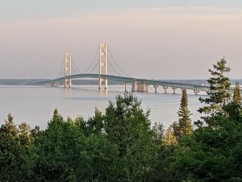 Вид на мост из парка Макино-Стрейтс