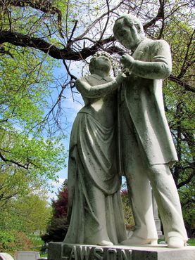 Трогательный памятник на кладбище Грин-Вуд