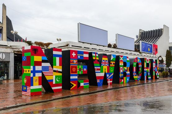 Памятник окрашен флагами стран, признавших независимость Косово, 2013 год