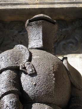 Старая венская статуя «Железный воин»