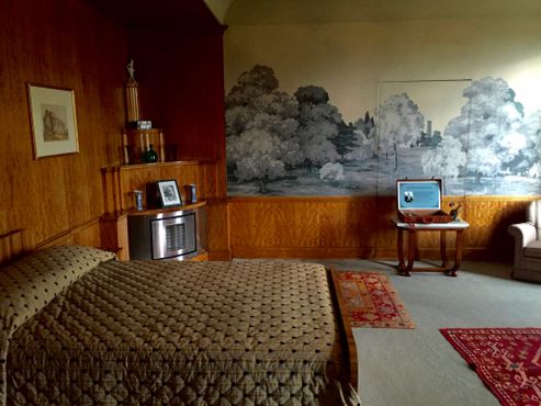 Потайная дверь в стене