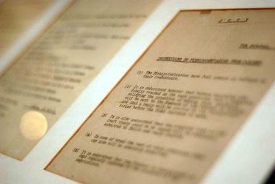 Редкий указ полномочных представителей, подписанный Имоном де Валерой под заголовком «Англо-Ирландский договор»