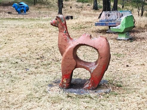 Заброшенные бетонные игровые скульптуры в виде животных
