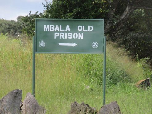 Указатель на Старую тюрьму Мбалы