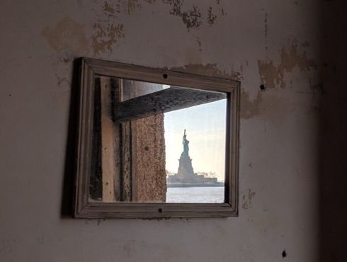 Отражение статуи Свободы в зеркале на стене одной из палат