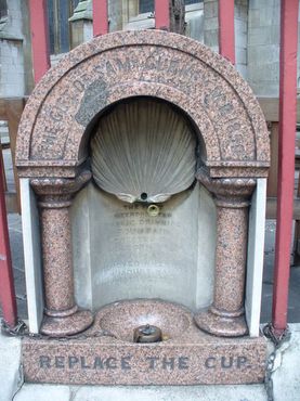 Первый в Лондоне общественный питьевой фонтанчик, установленный в ограждении церкви Святого Гроба за Новыми Воротами 