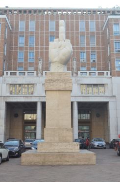 Вид на статую со стороны биржи
