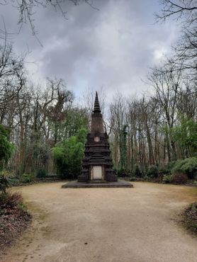 Бирманский памятник