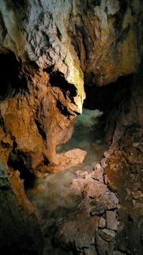 Прозрачная подземная река
