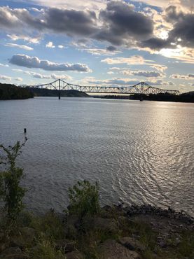 Место слияния рек Канова и Огайо. Мемориальный мост Сильвер Бридж на заднем плане