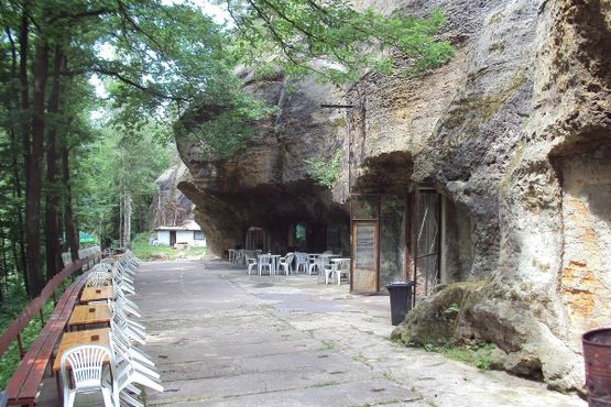 У пещер установлены столы и стулья