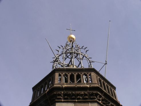 Золотой шар и молниеотводы на вершине северной башни Собора Вознесения Девы Марии в Клермон-Ферране, Франция