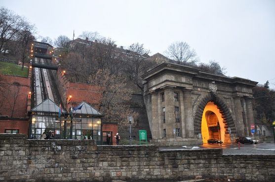 Фуникулёр соединяет Цепной мост и Будайскую крепость