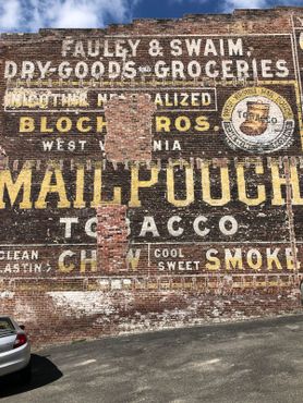 Старая реклама на стене