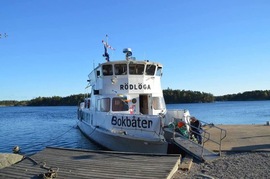  С 2016 года в качестве плавучей библиотеки служит судно «Рёдлёга»