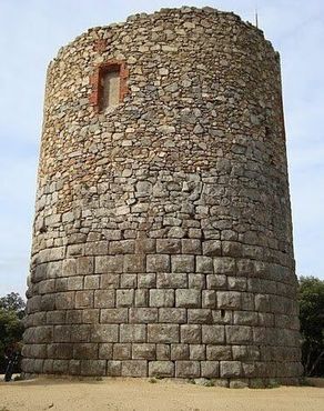 Башня
строилась и перестаивалась не один раз,
веками доказывая свою полезность 
