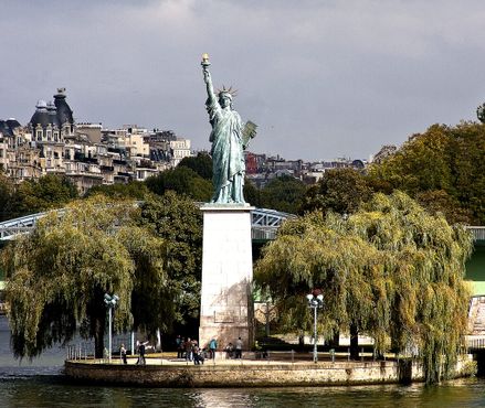Статуя Свободы у моста Гренель