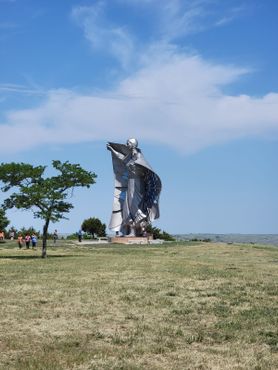Статуя «Достоинство Земли и Неба»