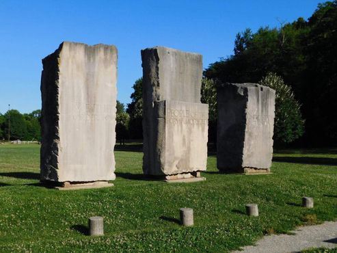 Руины в парке Холлидей