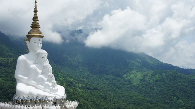 Храм на фоне холмов и облаков
